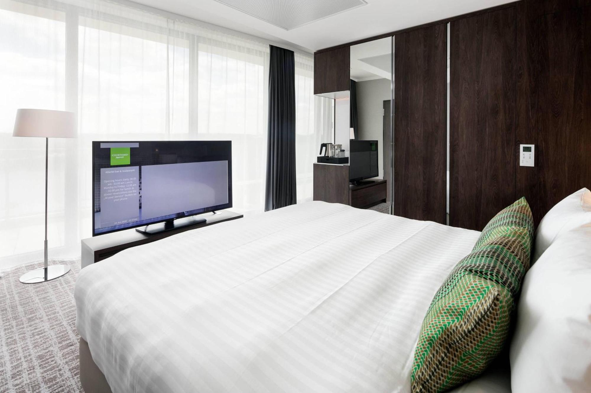 Courtyard By Marriott Wolfsburg Hotel Exterior photo